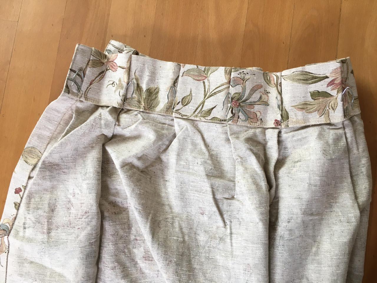 Mooie gordijnen z.g.a.n! Voorzien van haken, 2 stuks voor € 20,00