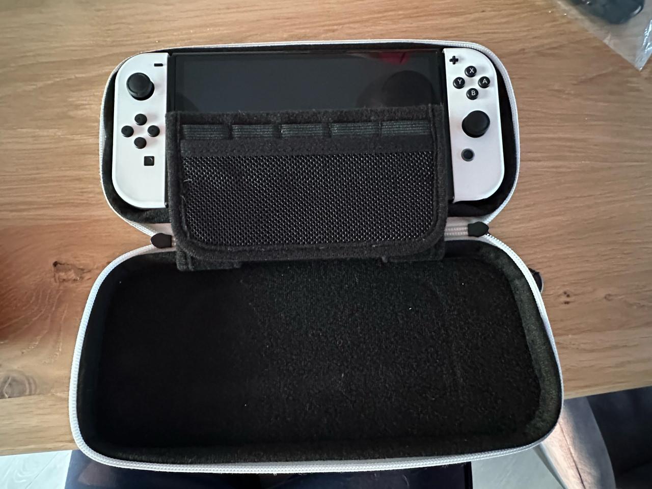 Nintendo switch oled incl. opberghoes en reiskoffer