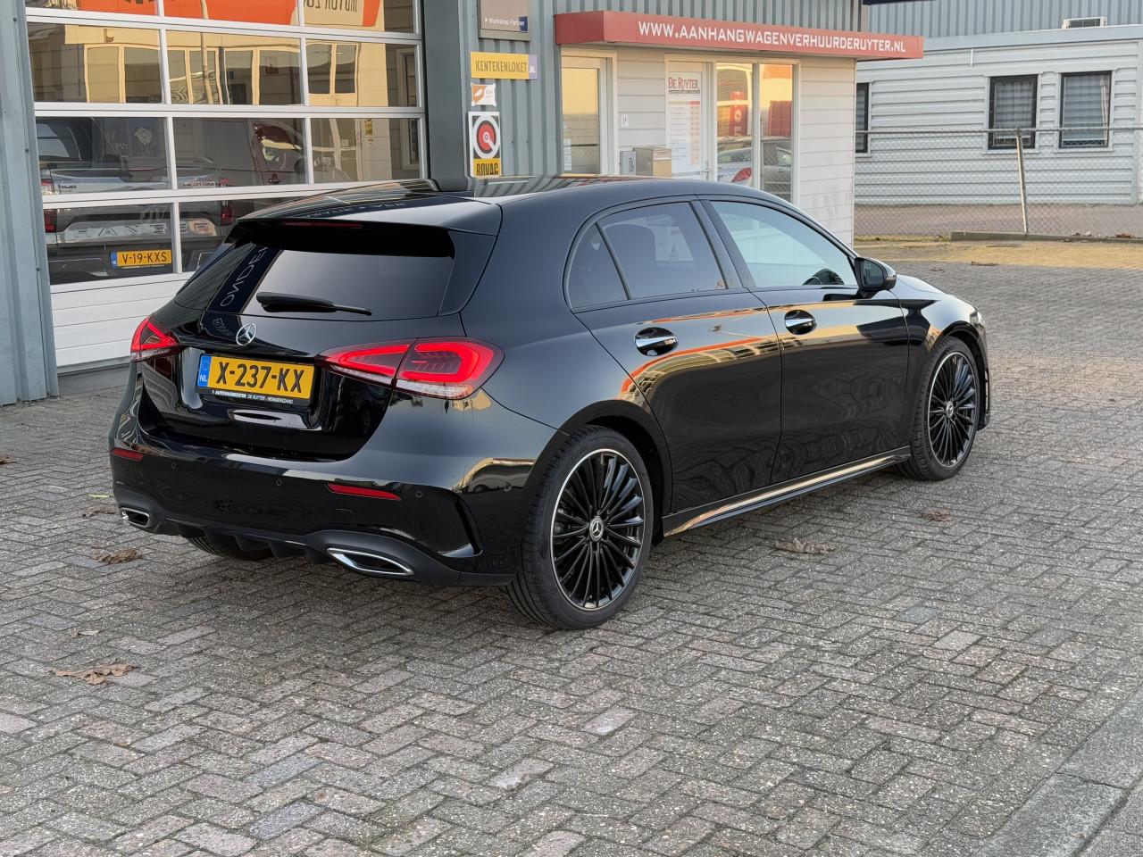 Mercedes-Benz A-klasse - 180 d AMG | Widescreen | Camera | Sfeer | Carplay