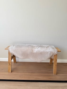 Decoratief eiken bankje met kleedje