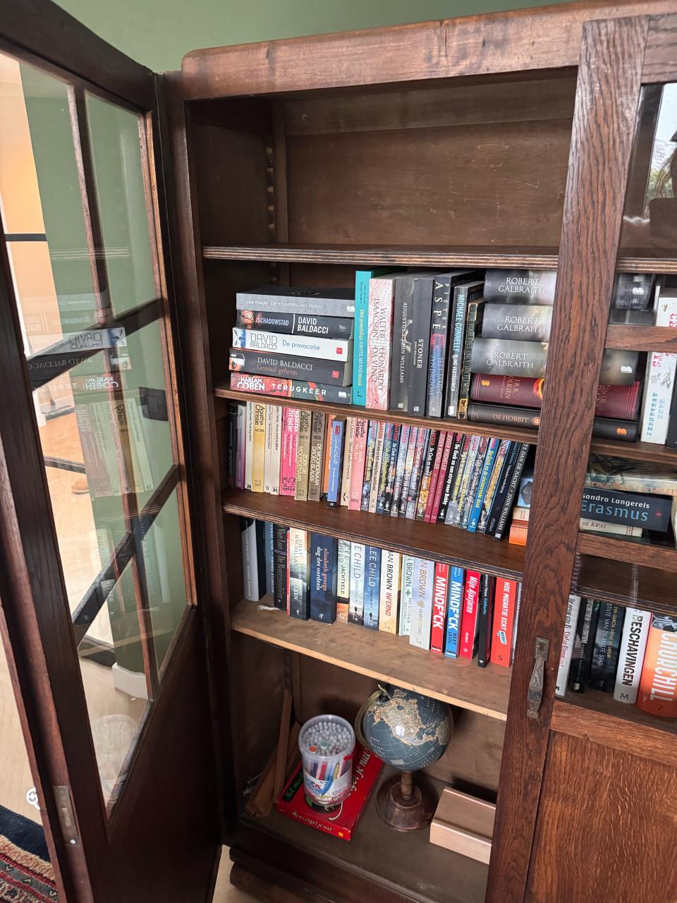 Antieke boekenkast of buffetkast