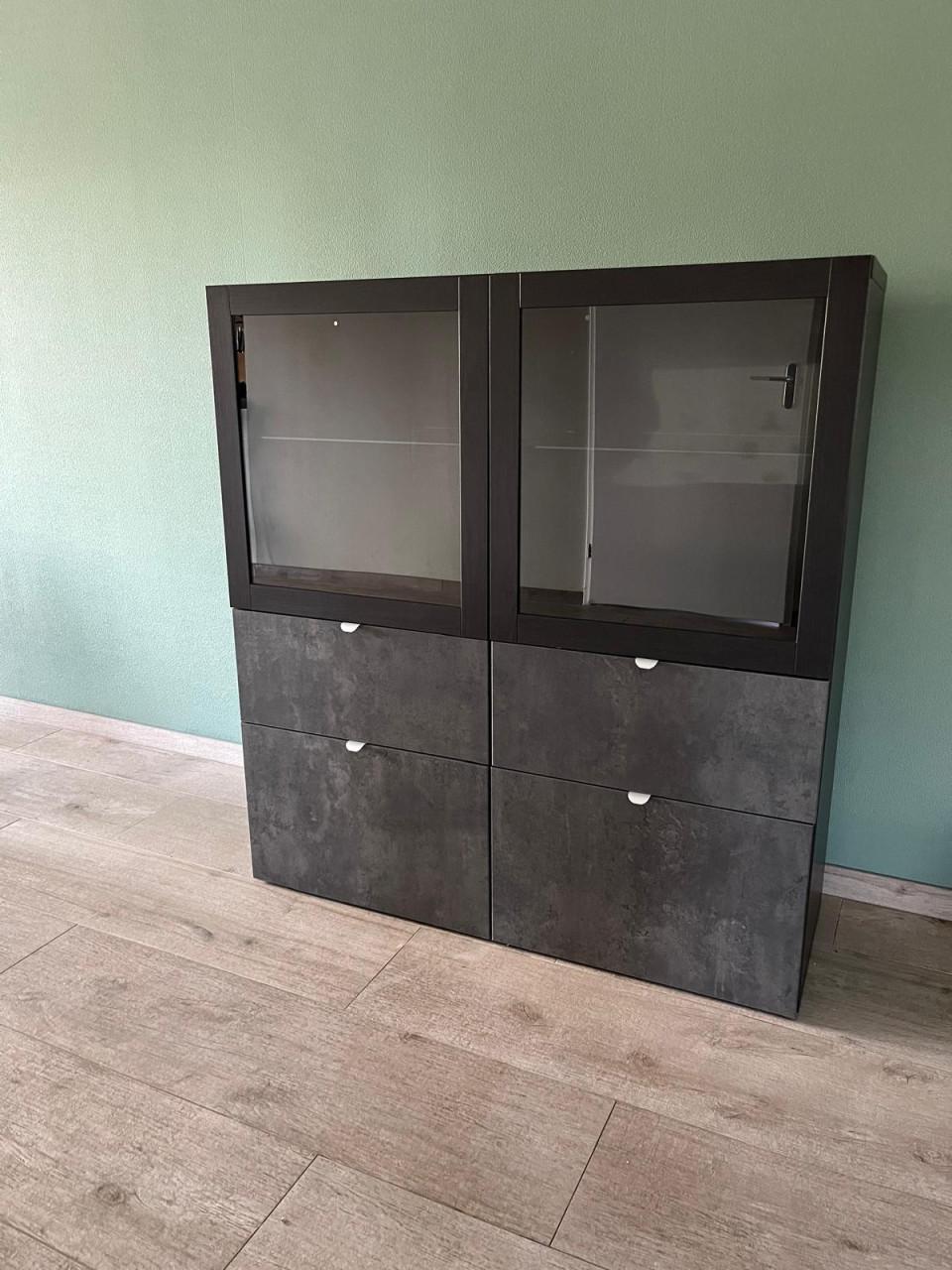 Besta Kast - vitrine glas bovenzijde met 4 lades onderzijde