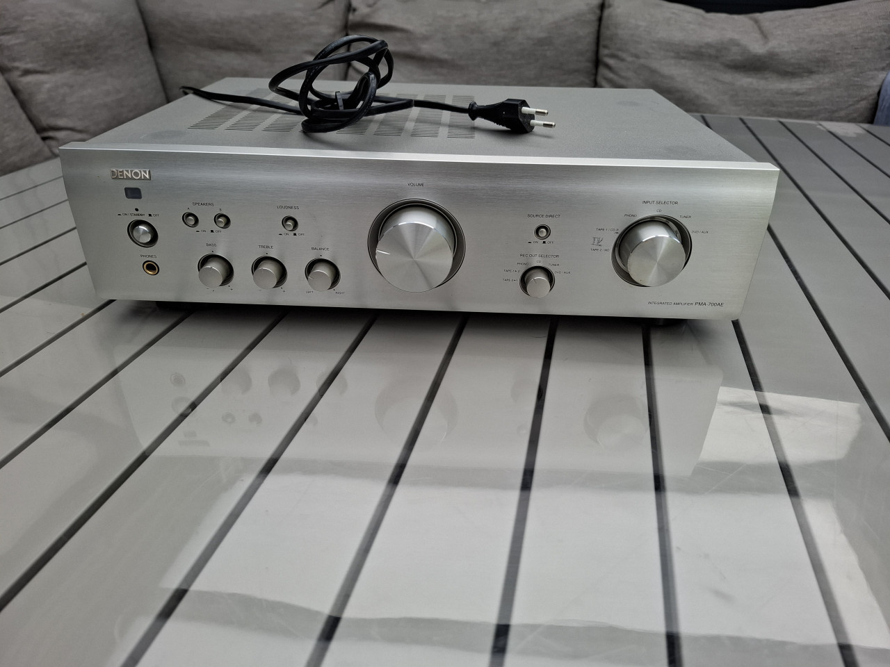 De DENON PMA-700AE versterker zilver