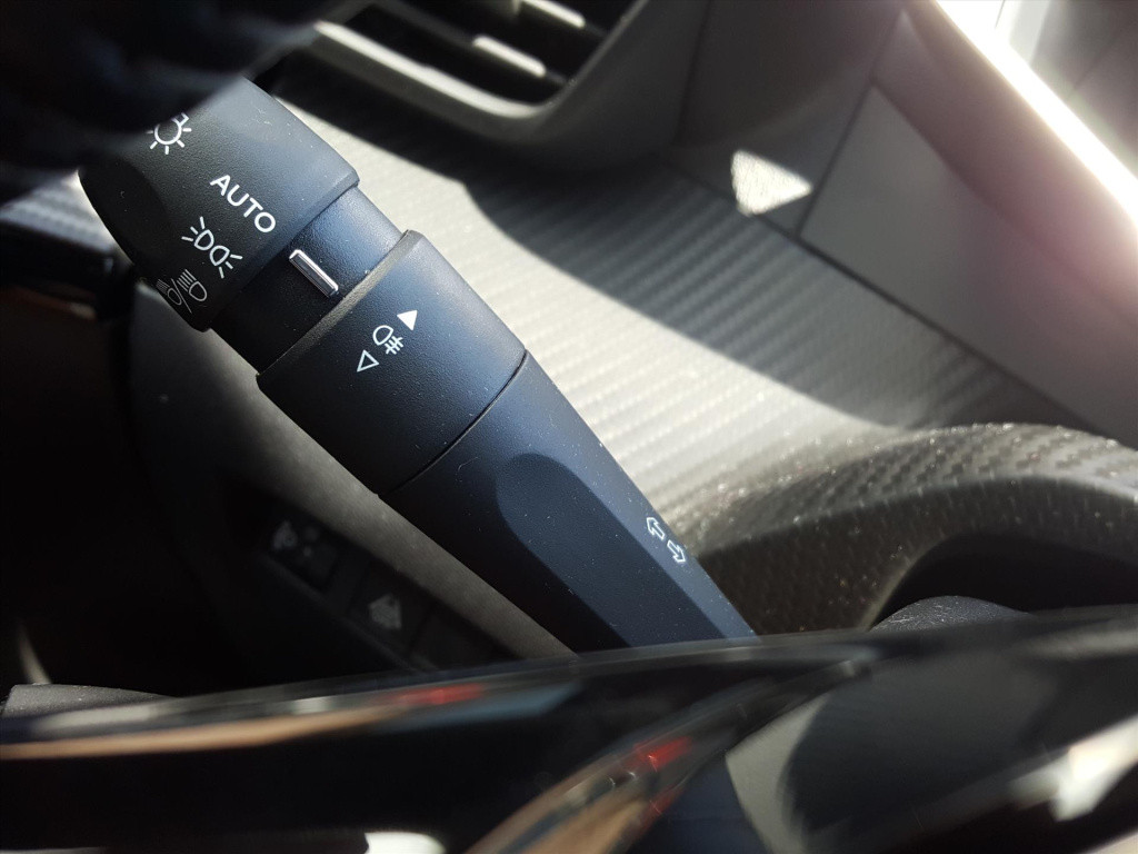 Peugeot 208 1.2 puretech 100pk allure navigatie | 3d-cockpit | afneembare t