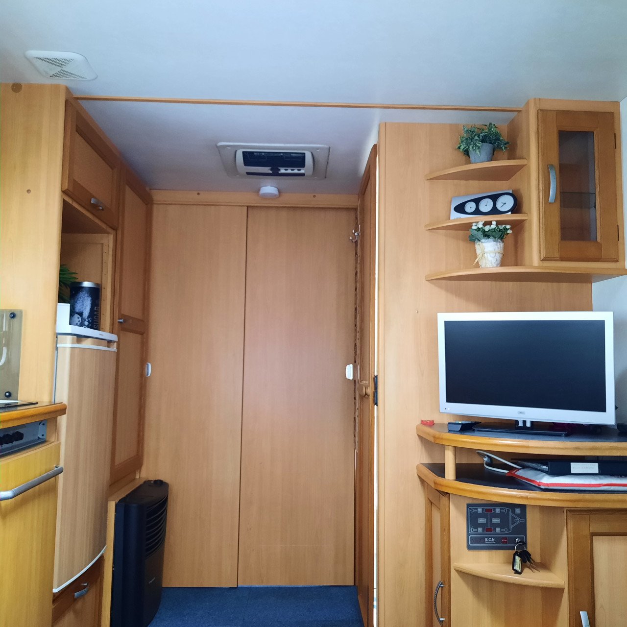 LMC 560 Dominant met voortent, mover en airco (lengtebedden)