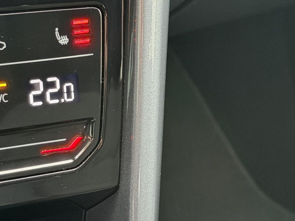 Volkswagen T-roc 1.5 tsi 150pk dsg style | trekhaak | navi | iq light | ada