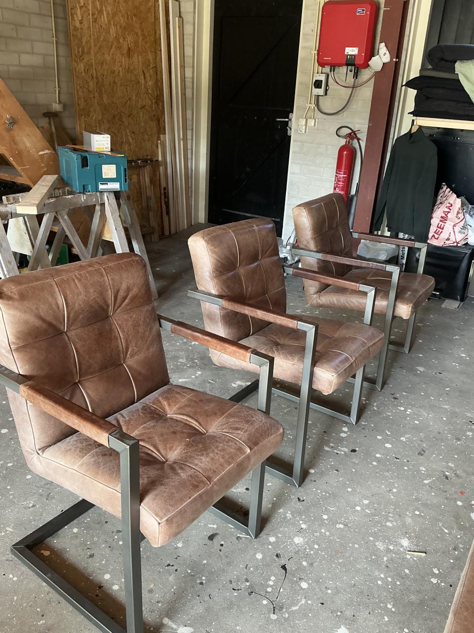 Industriële bank met drie stoelen bruin