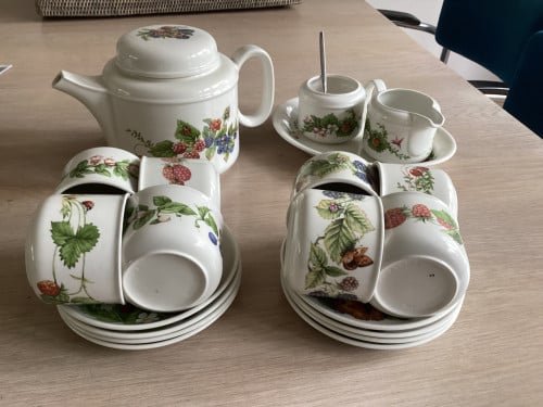 8 kop en schotel + theepot en suiker pot en melkkannetje