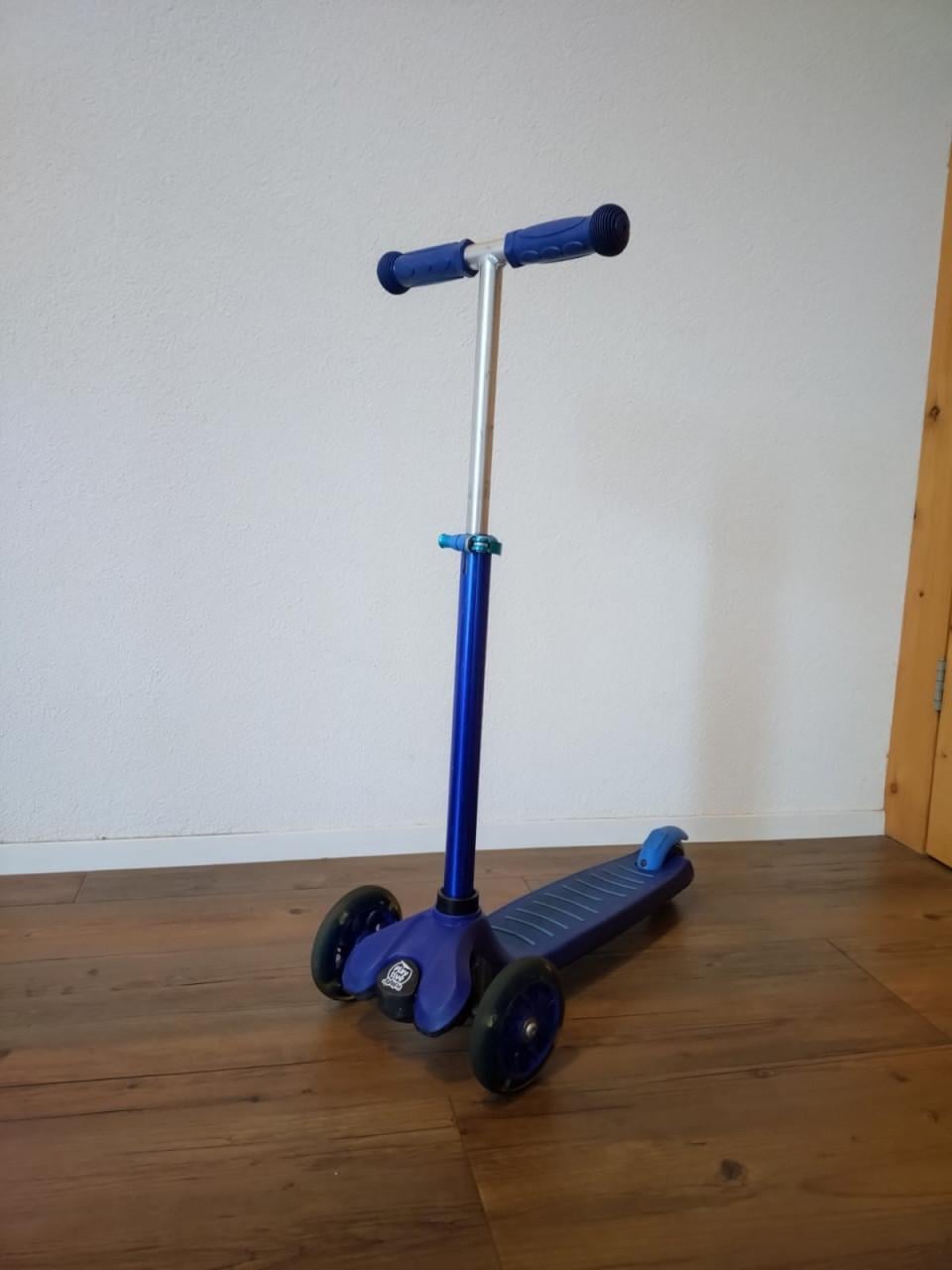 Blauwe driewielerstep