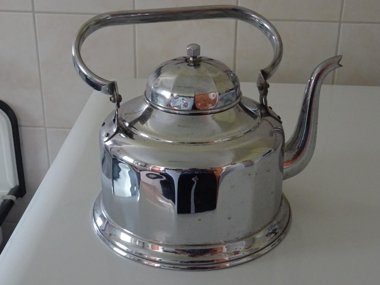 Te koop nog hele mooie water ketel nooit gebruikt sier en of op de kachel ?