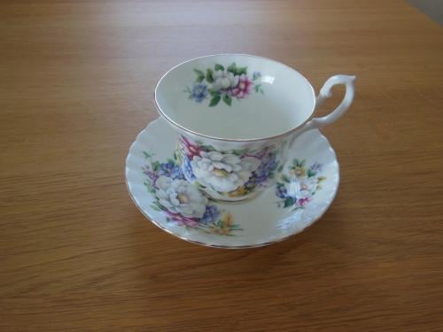 Mooie Theekop met schotel van Royal Albert.