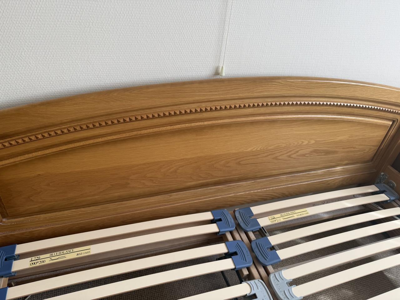 Ledikant Eiken. 1 Elektr /1 Hand bediening. 2 Matr,2 Latt bodem. 2 Nachtk.