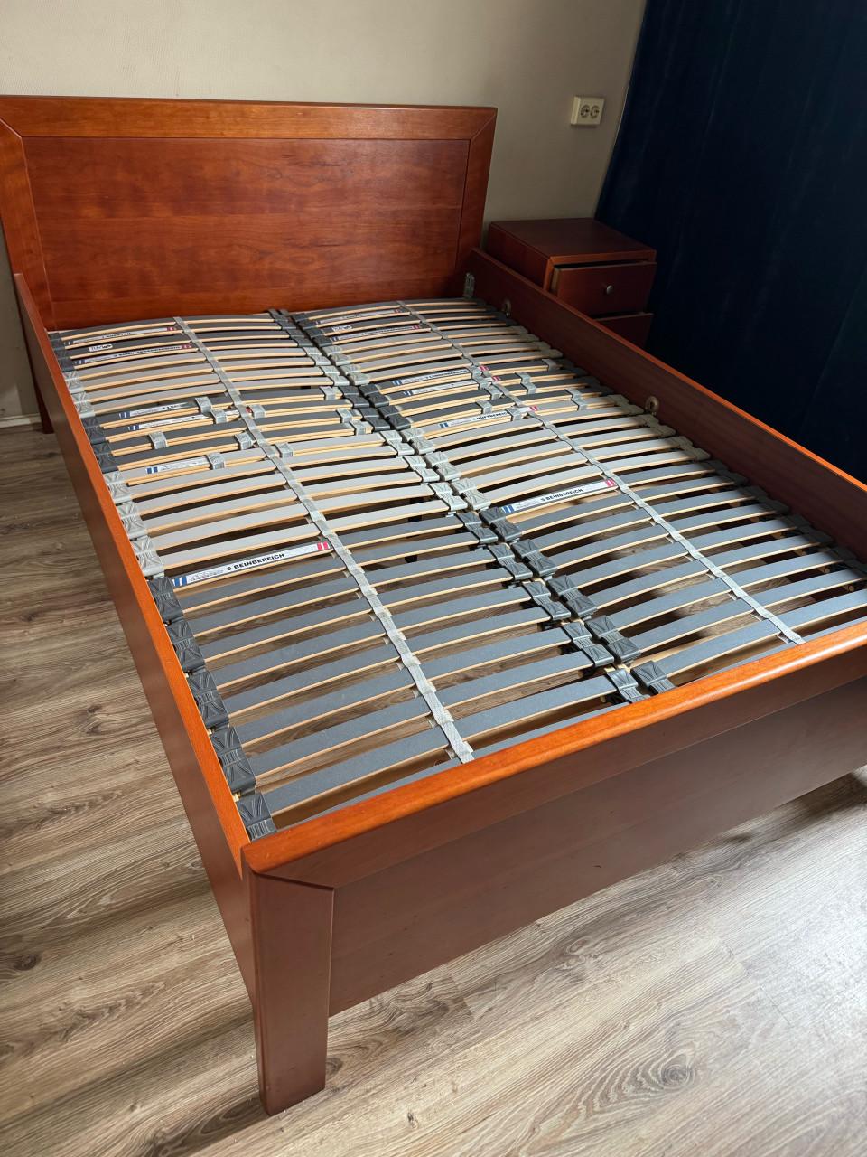 Ledikant 200 x 140 , met 2  vlakke lattenbodems  en 2 nachtkastjes