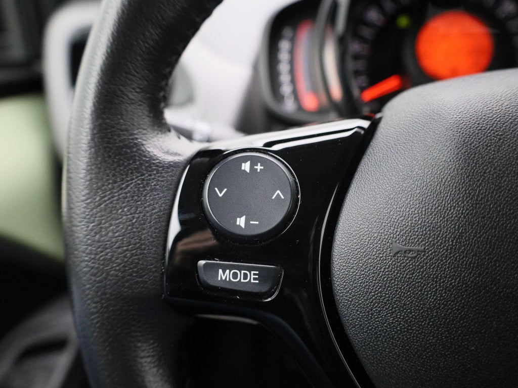 Peugeot 108 1.0 e-vti allure top! | lage km stand! | apple carplay / androi