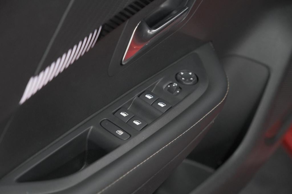 Peugeot 208 puretech 100 allure | camera | navigatie | parkeersensoren | ap