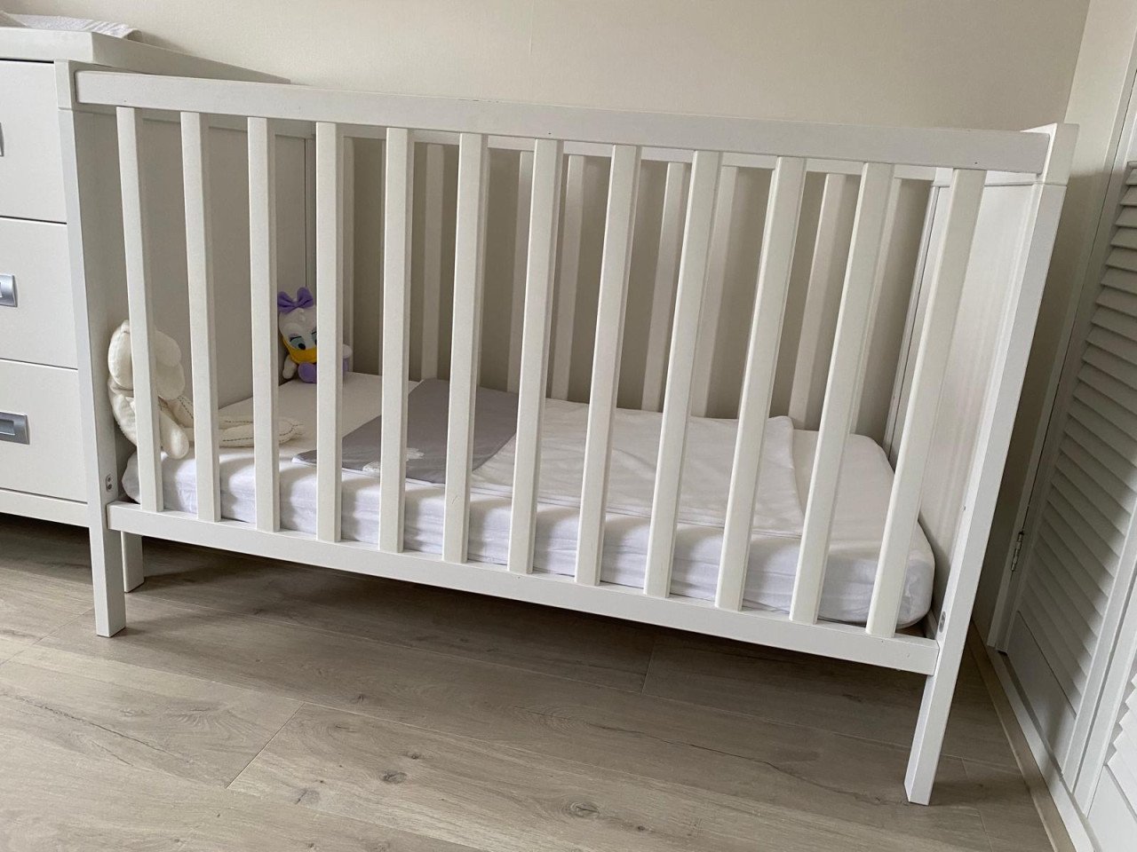Als nieuw: commode, ledikantje en wandplank