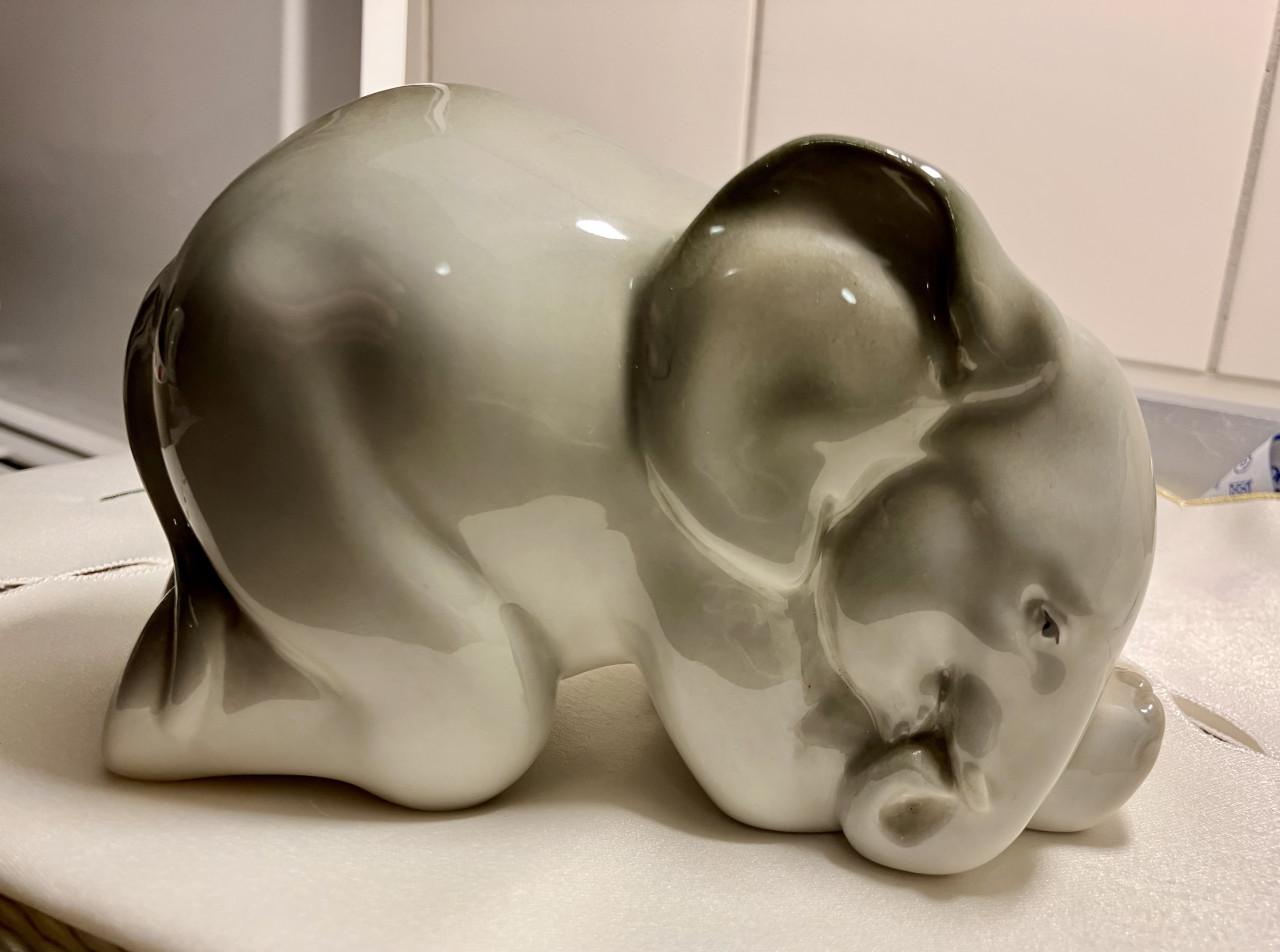 Porseleinen baby olifantje