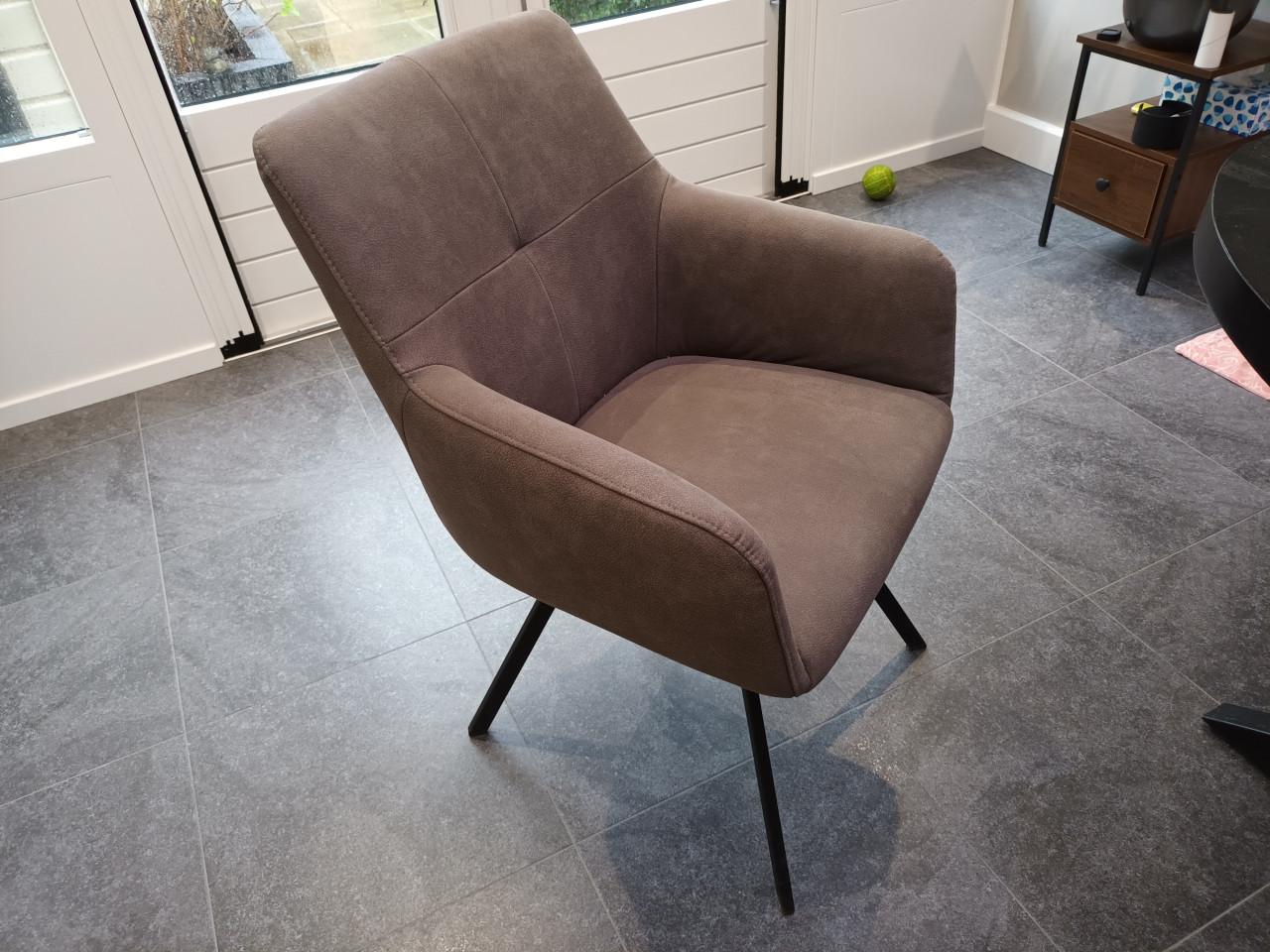 4 eetkamer stoelen met tafel