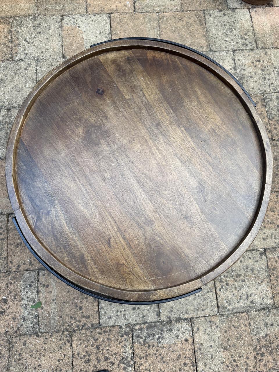 Houten bijzettafel met zwart stalen frame.