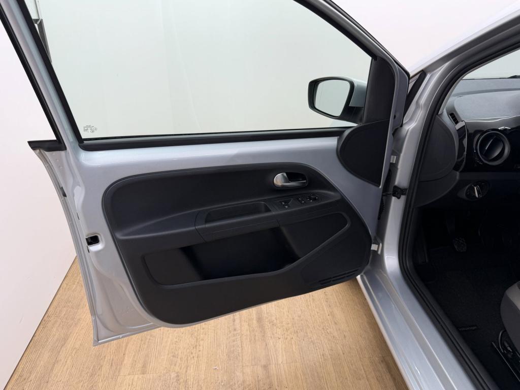 Volkswagen UP! occasion 1.0 high up! bluemotion | grijs | tweedehands volks