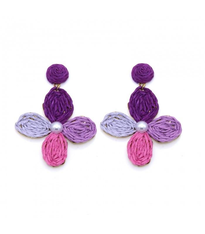 Paars gekleurde bloemen oorhangers met een wit acryl pareltje