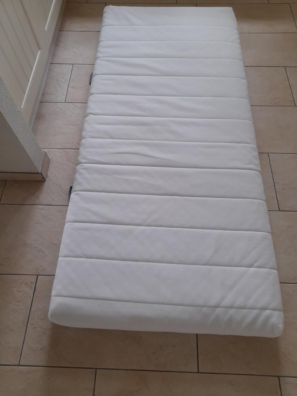 Wit houten  bed 90 x200  (in goede staat )