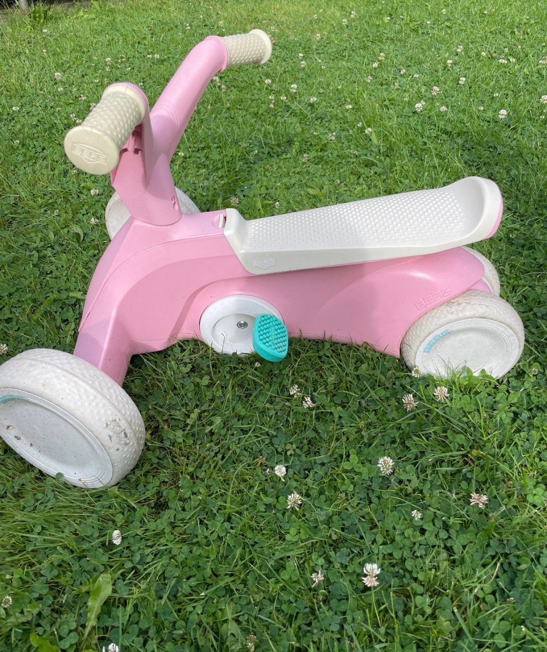 BERG GO loopfiets met trappers, roze