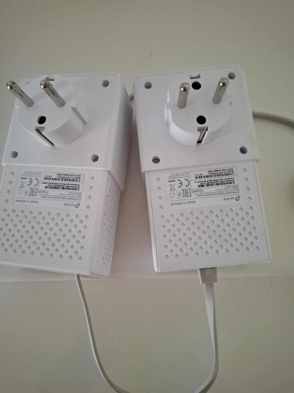 TP-Link TL-PA7010P Powerline adapters met stopcontact doorlus