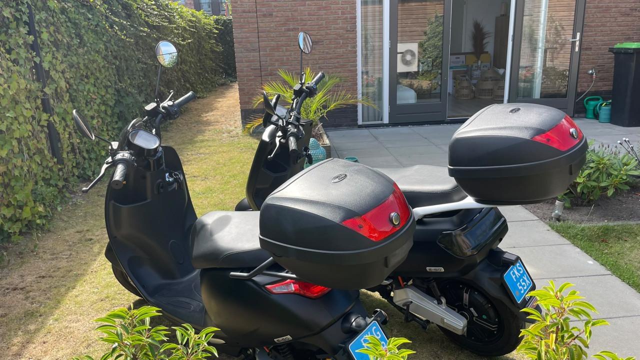 Twee electrische scooters IVA E-go S3 en S5