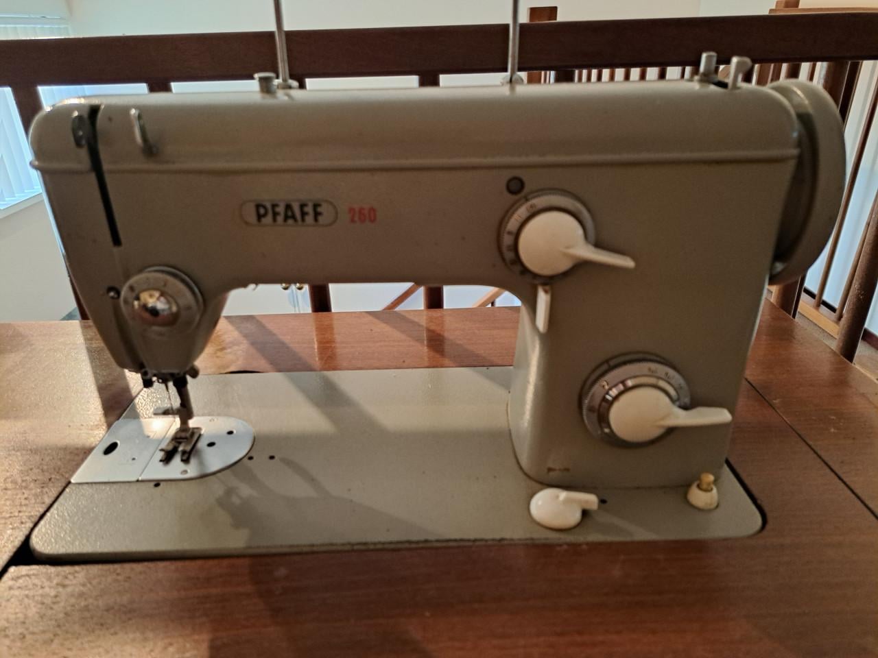 Vintage Naaimachine Pfaff 260 met houten ombouwkast