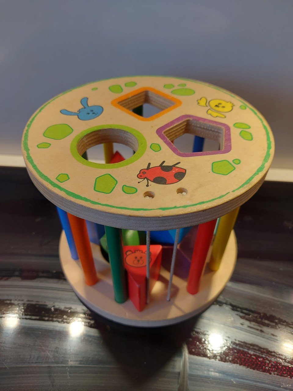 Kleurrijke houten vormenstoof