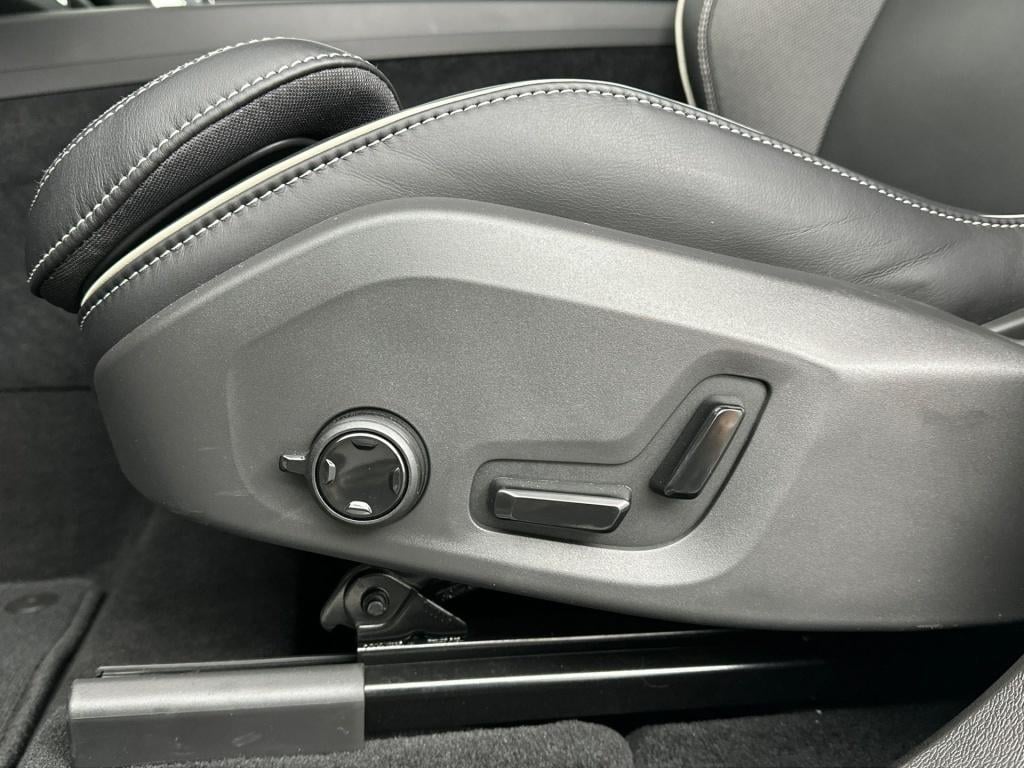 Volvo XC60 t6 398pk recharge ultra black edition| luchtvering| pano| 360cam