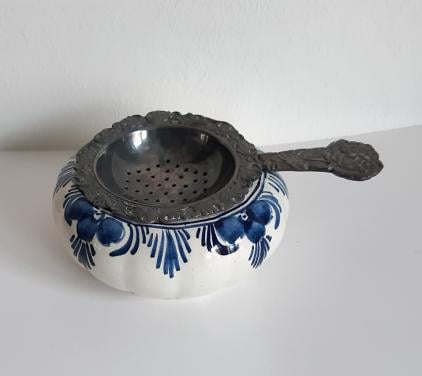 Theezeefje Insulinde Groningen koffie-thee met Delfts blauw opvangbakje
