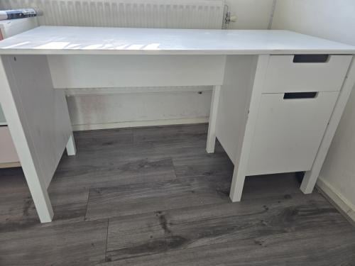 Gratis bureau wit grenen hout