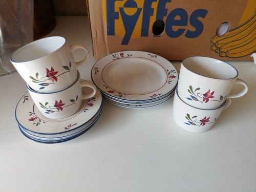 Te koop 2 sets kop en schotels