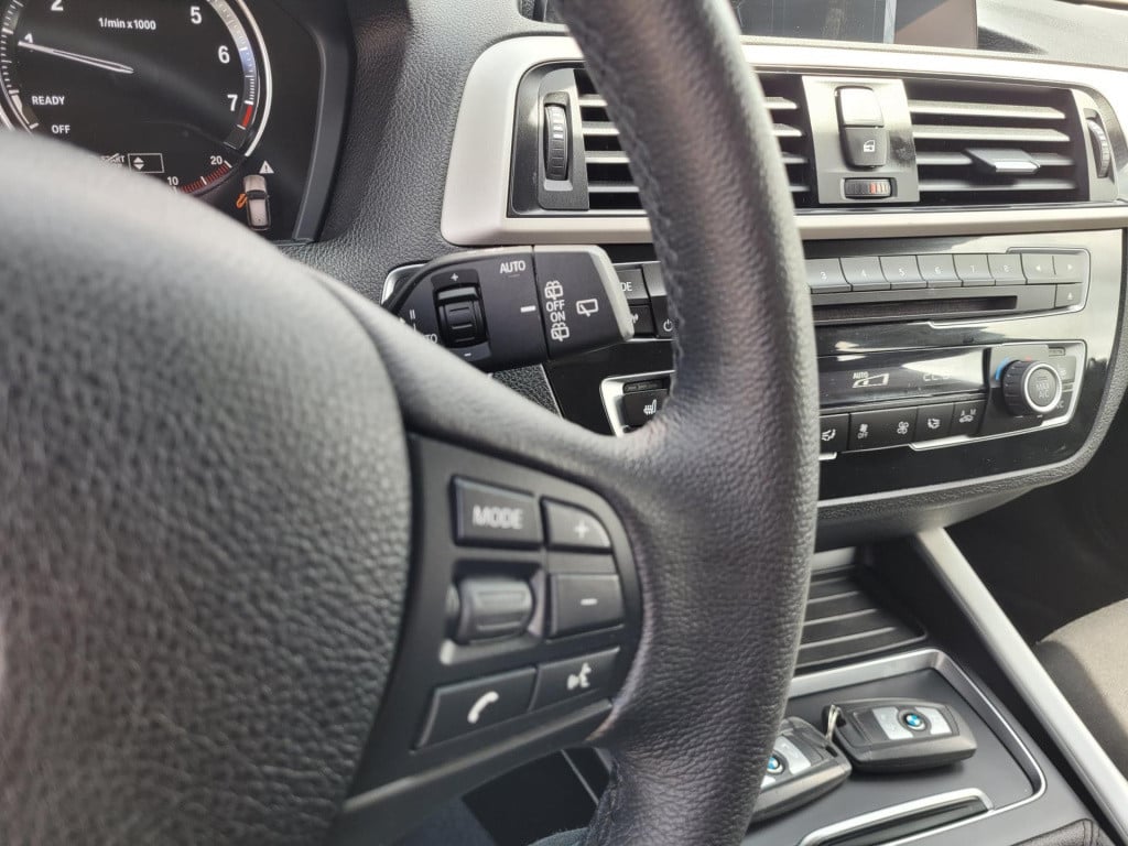 BMW 1 Serie 116i executive advantage . navi climate pdc lm velgen led stoel