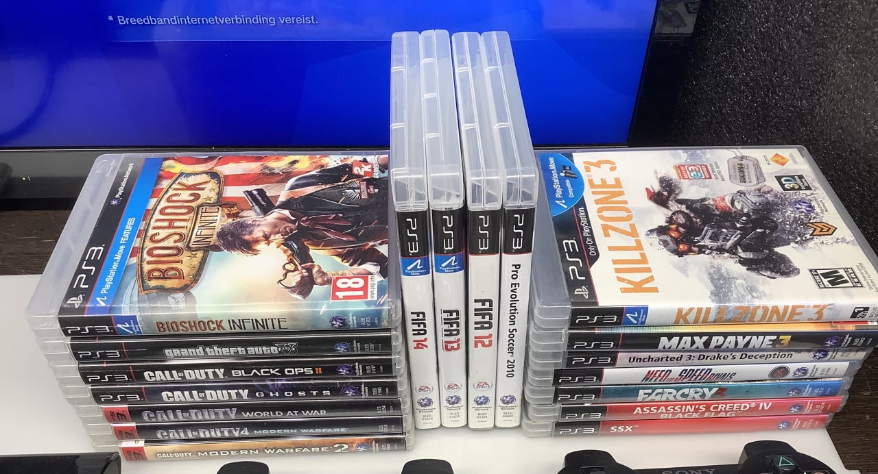 PlayStation 3 slim met 2 controllers en veel spellen.