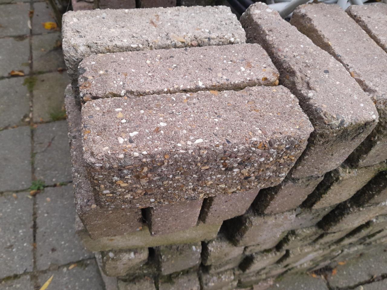 GRATIS  partij betonstenen, div straatstenen, stoeptegels 30x30