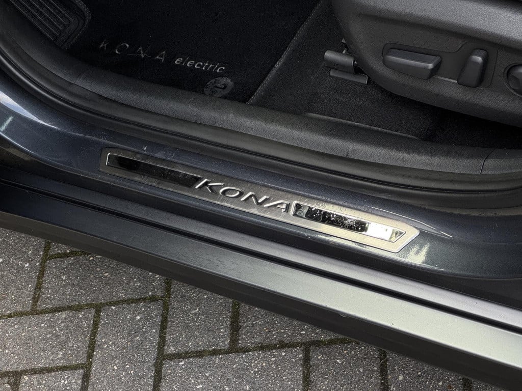 Hyundai Kona ev premium 64 kwh soh 97% meest luxe uitvoering incl. schuif-/