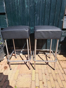 Twee barkrukken