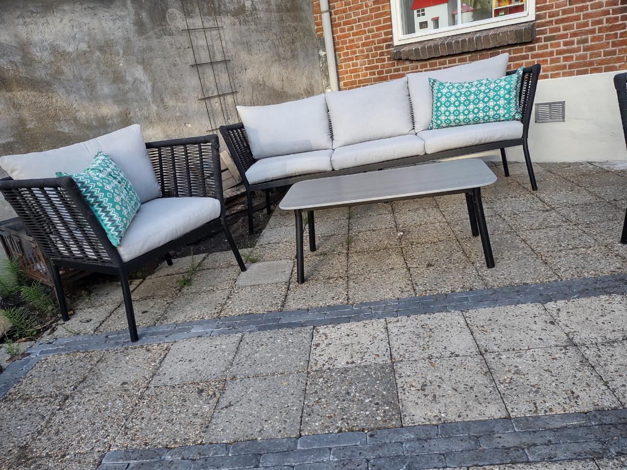 Prachtige, complete loungeset. Tuinbanken, fauteuils en tafel. Kussens.