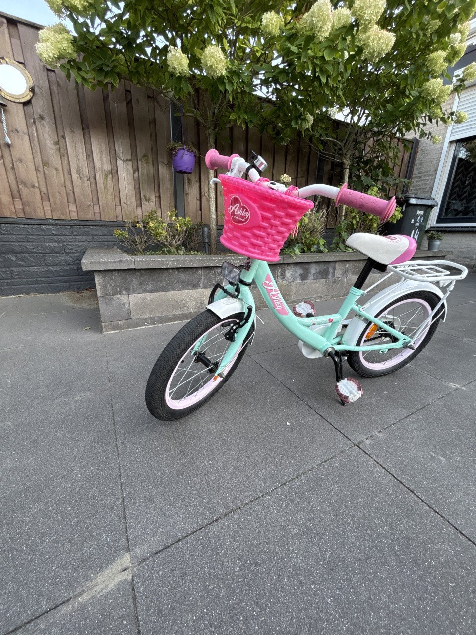 Uitstekende 16 inch Meisjesfiets(roze/groen), met/zonder zijwieltjes .