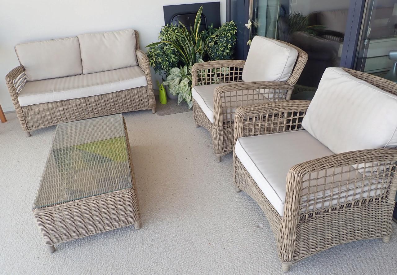Complete wicker lounge set