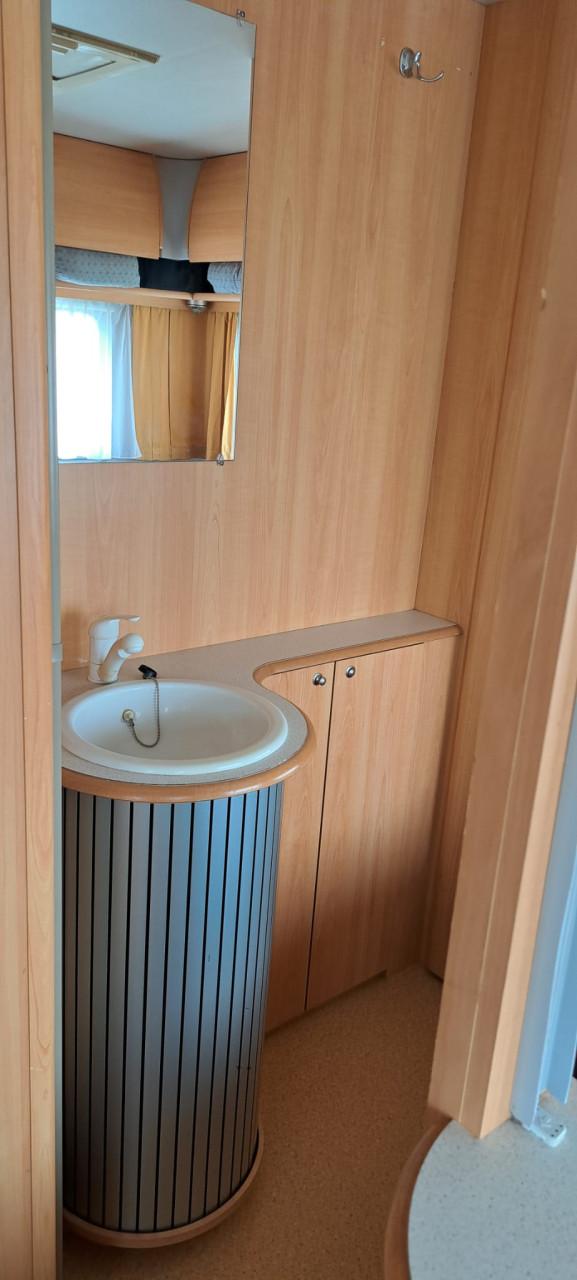 Caravan met voortent en luifel