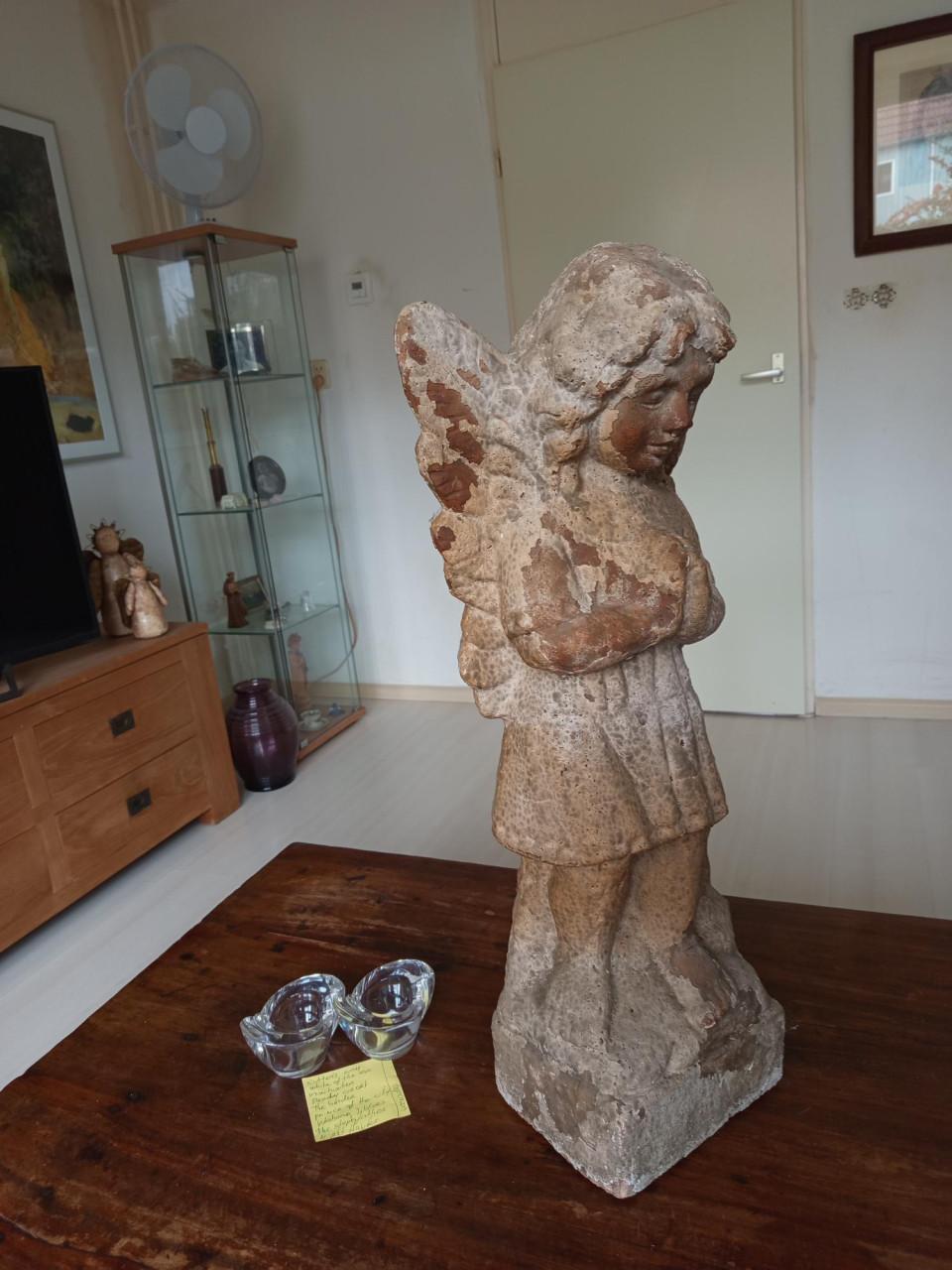Antiek beeld van een engeltje gekocht bij Kabinet Den Engelsman in Goes