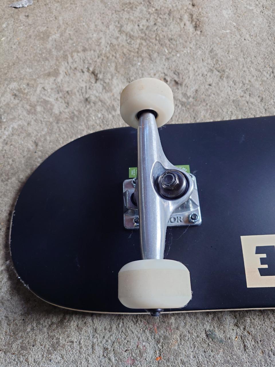 Skateboard Globe met beschermset Nijdam maat S