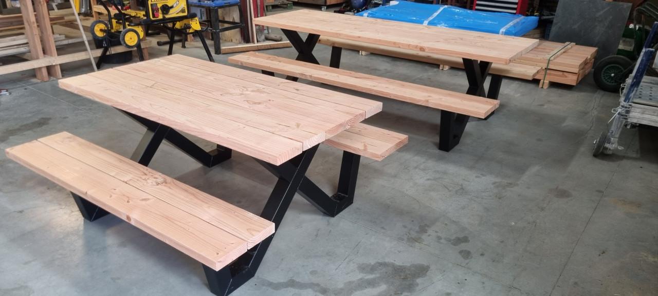 Picknickbanken met stalen X-frame onderstel