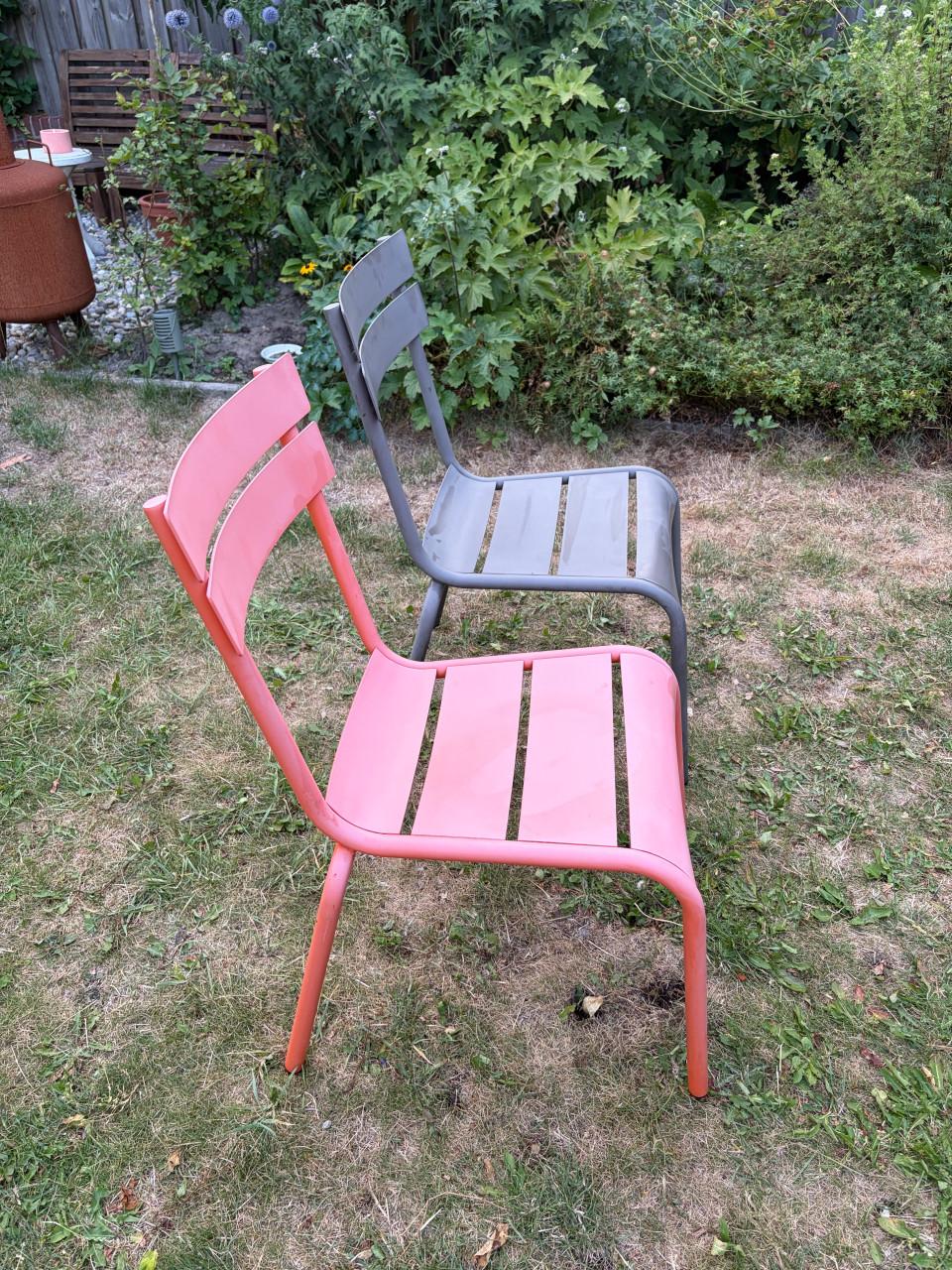 Twee stevige tuinstoelen
