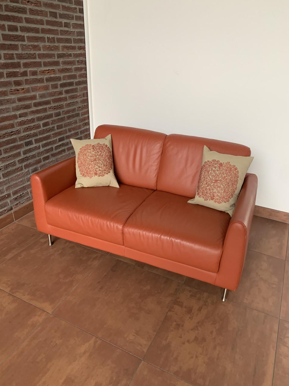 Leuk oranje kleurig bankje met twee kussens