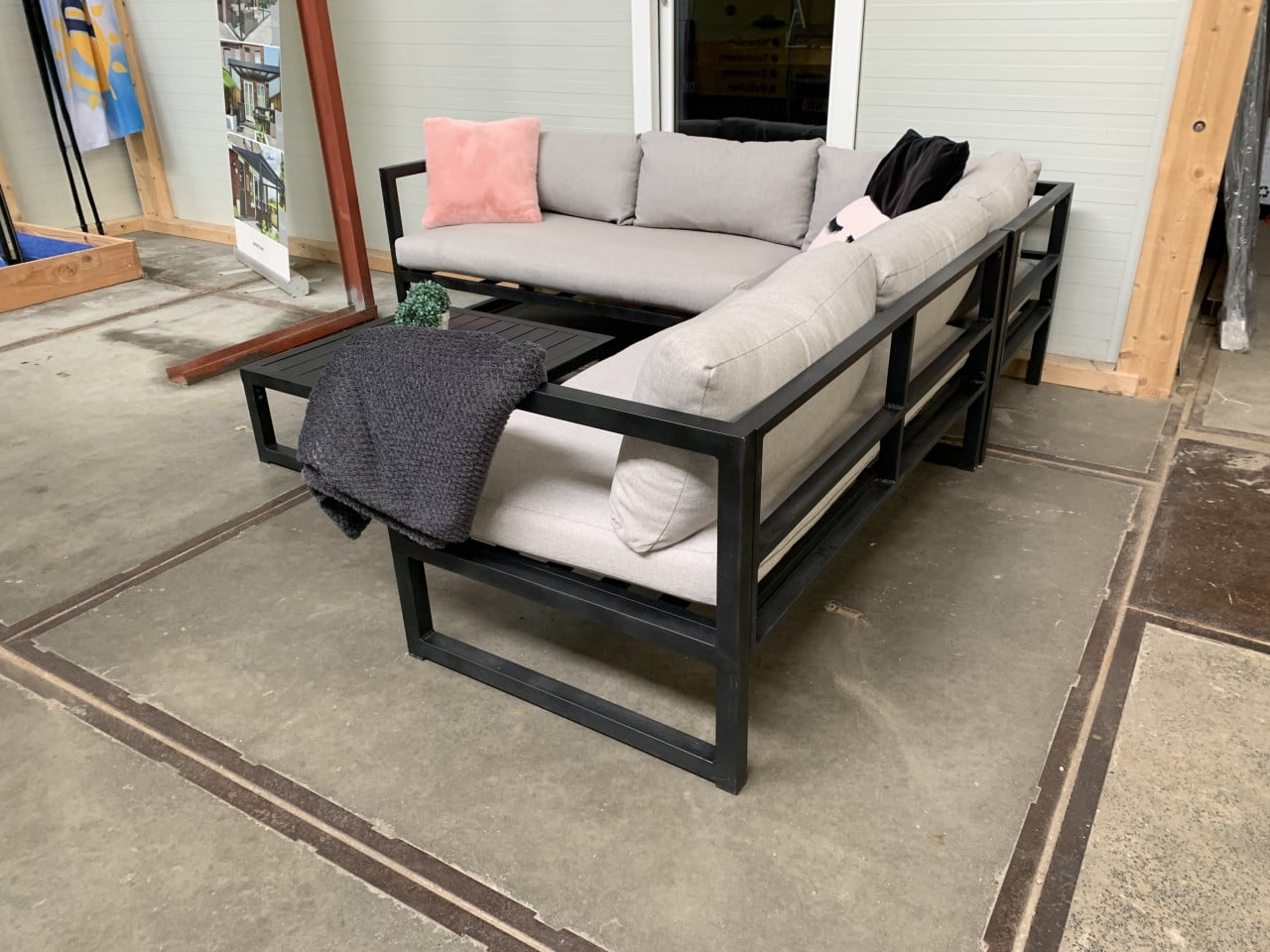Zwart Alminium loungset met kussens en tafel.